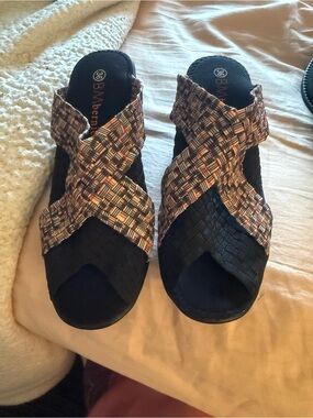 bernie mev. Black Sandals with Multicolor Woven Crossbands